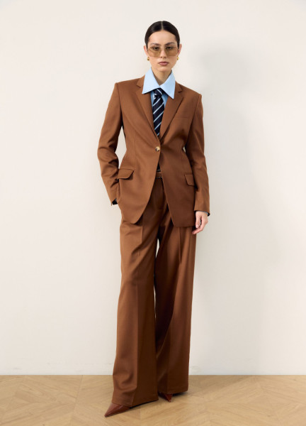 Костюм с однобортным жакетом и брюками прямого кроя